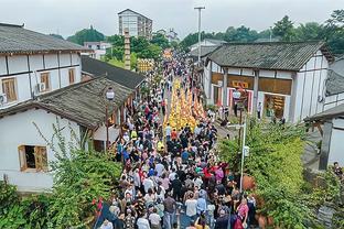 拉爵：作为本地男孩&一辈子曼联球迷 我们希望回归世界足坛的巅峰